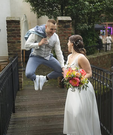 Brautpaar erlebt exklusive Hochzeit im Rheinland – geplant mit Liebe, Leichtigkeit und Gefühl